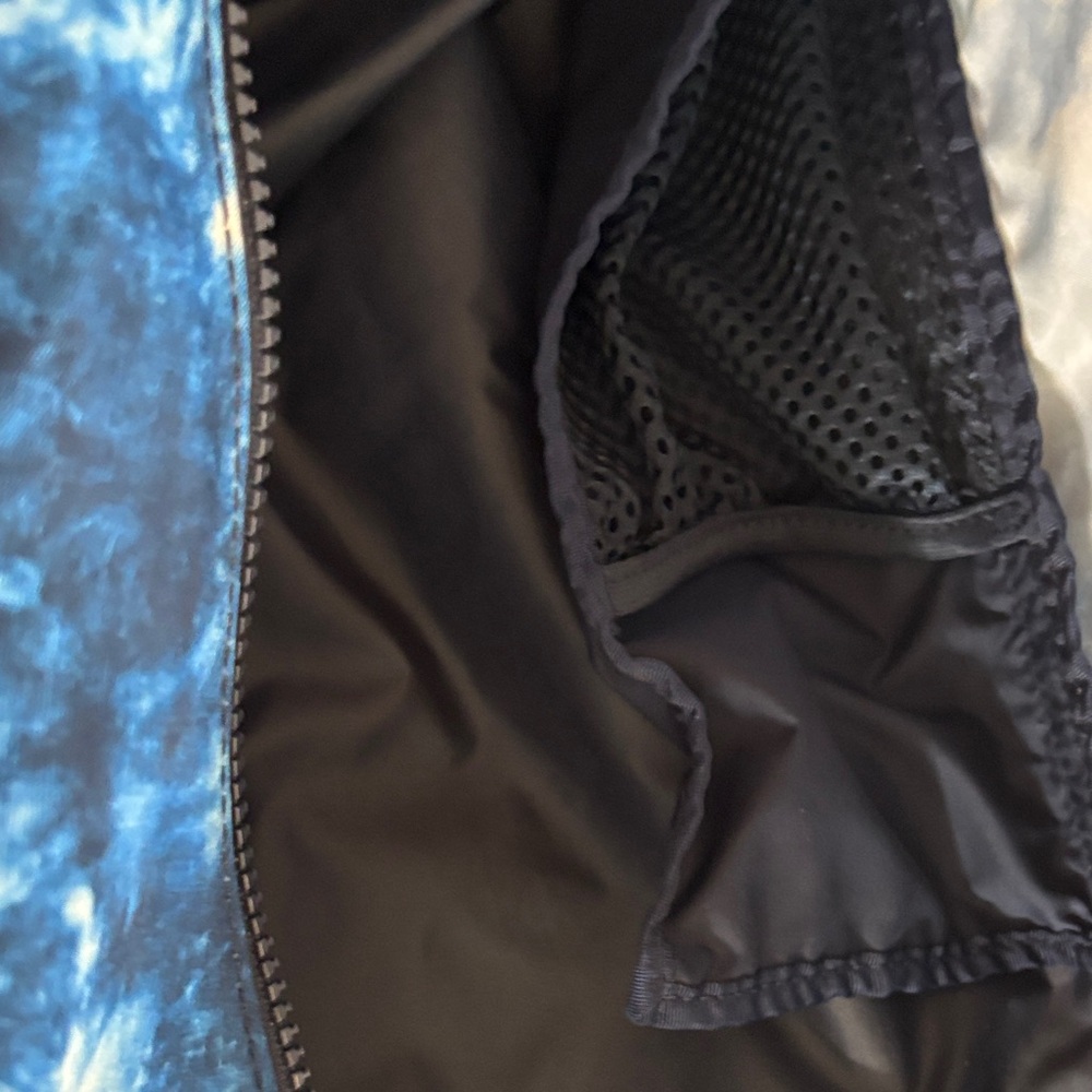 Lululemon Athletica Blue Tie-Dye yoga mat Sling Bag with many utility pockets - Picture 3 of 8